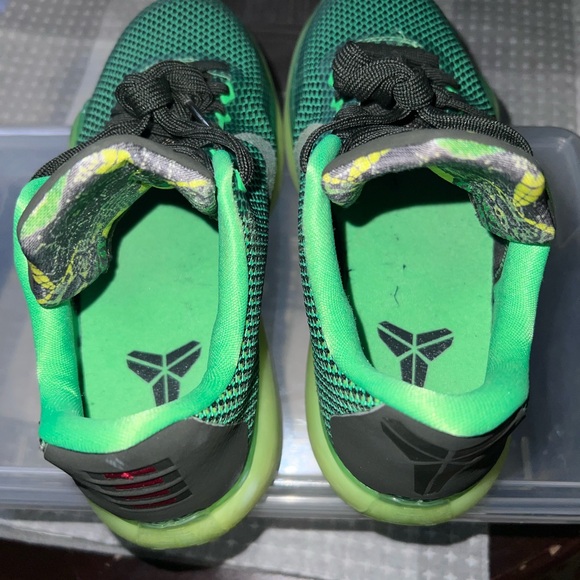 Nike Kobe Kids Green Basketball Shoes - Picture 3 of 4